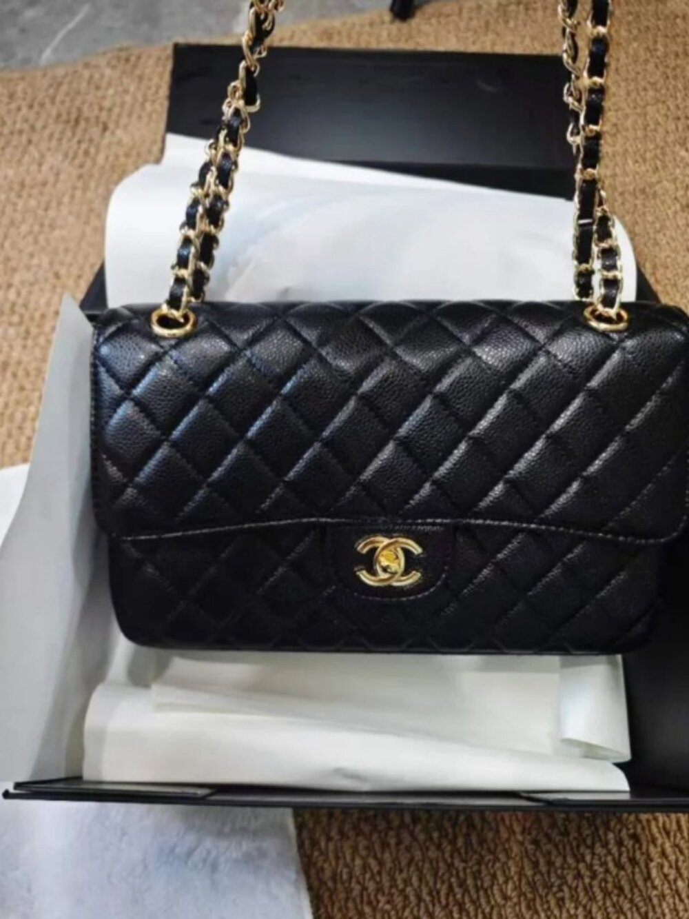 ☘CHANEL Black Quilted Shoulder Bag with Silver Chain